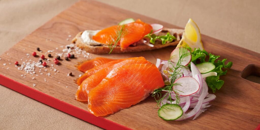 自家製 富士の介 スモークサーモン 冷凍 (10枚×3パック) ｜ア・ターブル！